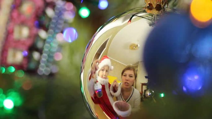 一家人装饰圣诞树圣诞氛围家庭团聚亲情温暖