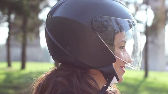 年轻女性喜欢骑摩托车高清视频