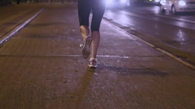 SLO MO TS女腿在城市中奔跑