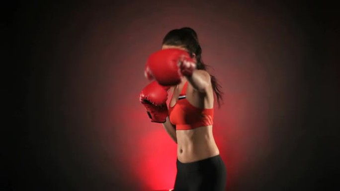 女拳击手特写镜头戏剧性的灯光