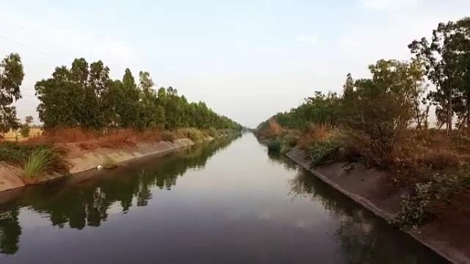 带飞行相机的河流高架