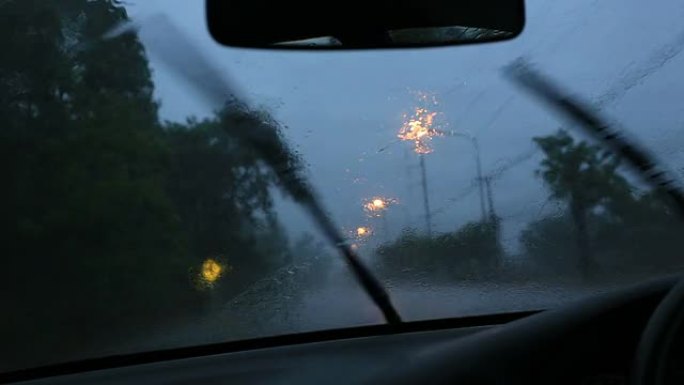 在大雨中开车。