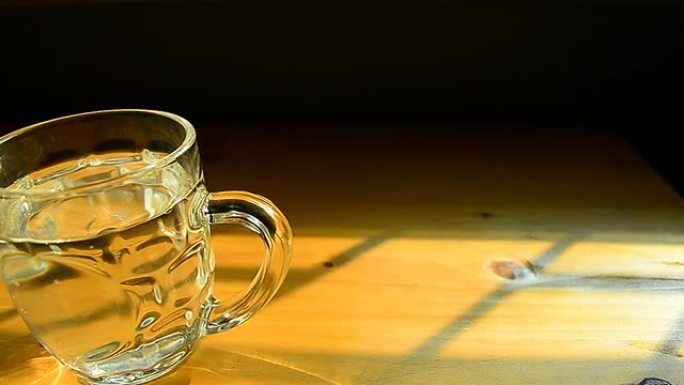 推拉镜头：桌上的一杯水