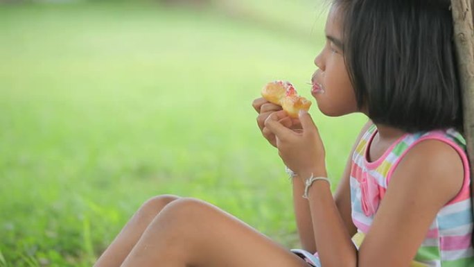 吃甜甜圈的小女孩吃甜甜圈的小女孩