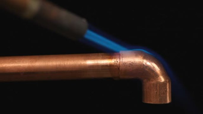 带丙烷炬的钎焊和出汗铜弯管连接管