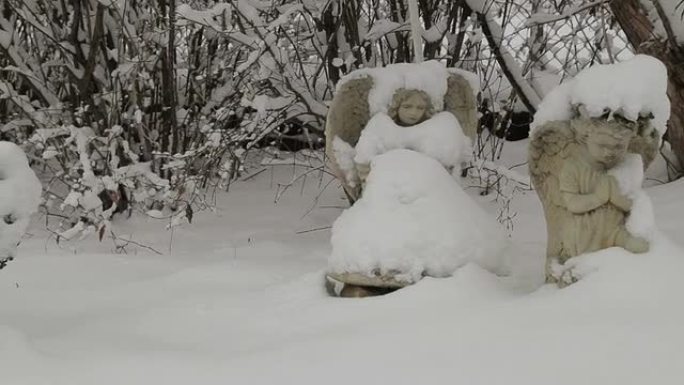 天使在雪地中景拍摄