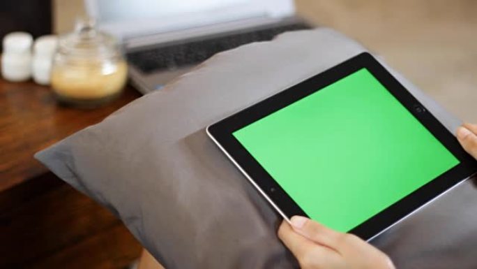 空白绿色屏幕平板电脑用手特写