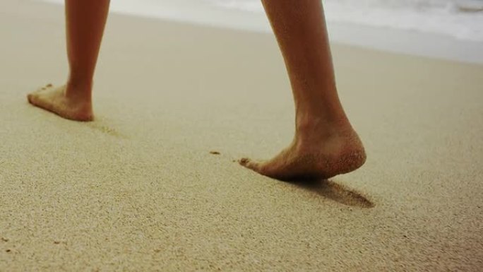 松软的沙滩上的脚步
