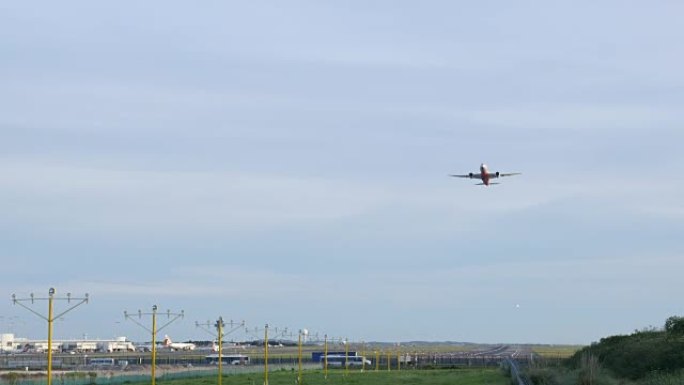 飞机在灰色天气4k在悉尼机场起飞