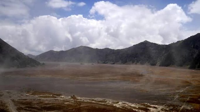 印度尼西亚布罗莫腾格尔塞梅鲁国家公园火山谷的云景时间流逝 (4k)