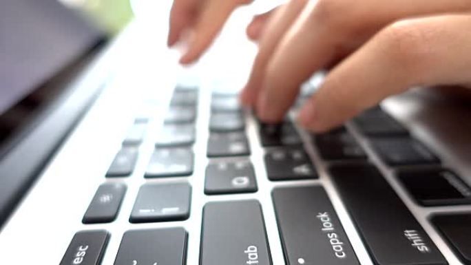 女人在笔记本电脑键盘上打字的特写镜头