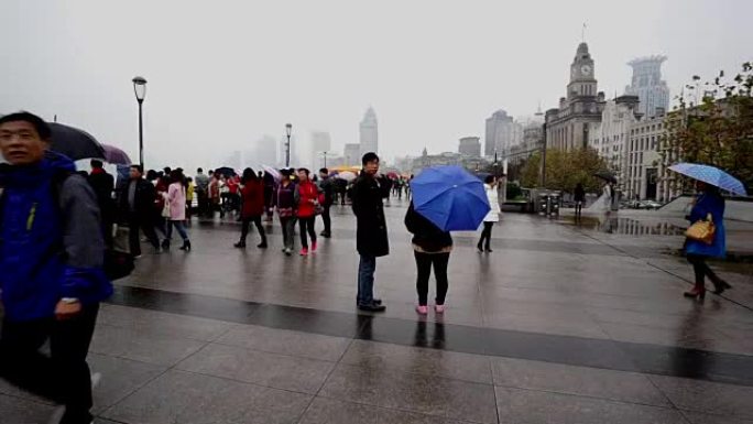 中国上海-2015年11月28日: 沿着外滩漫步，中国上海的人们