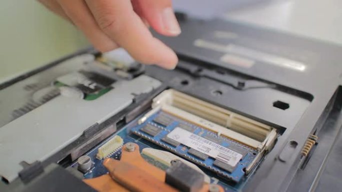 拆卸电脑笔记本电脑内存模块 (RAM)