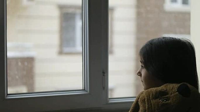 窗台上的小女孩