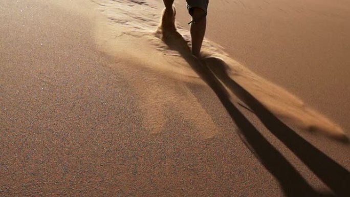 沙滩上的脚印在沙漠中奔跑