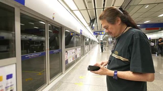 男子在地铁上使用手机