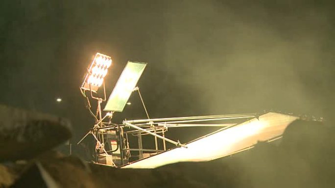 明亮的电影设置灯光起重机和移动通过特殊效果雾在晚上