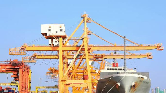 货船在装运港卸货海运码头港口轮船外贸易运