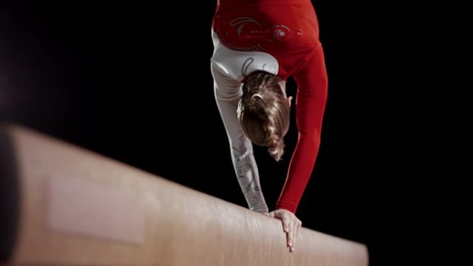 一名女体操运动员的SLO MO脚在向后走时