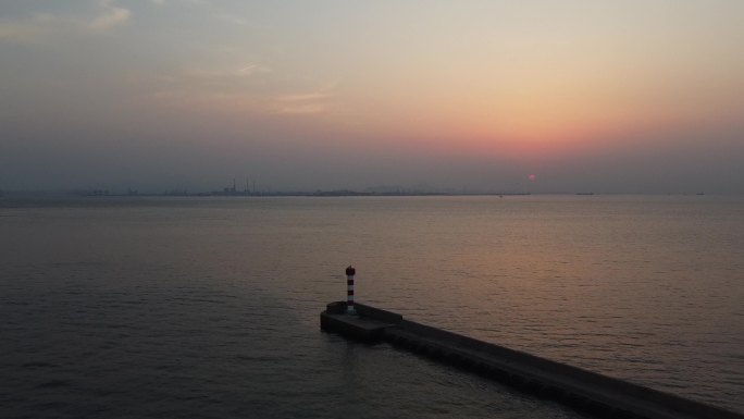 青岛海景夕阳下的灯塔