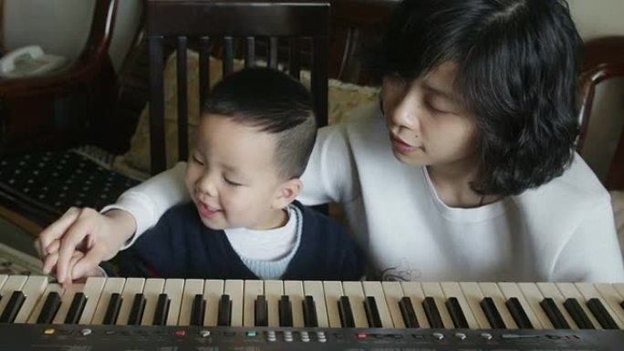 中国母亲教儿子弹钢琴