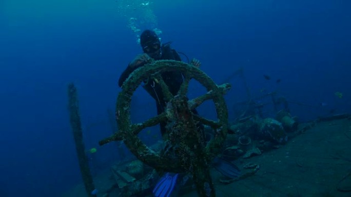 处理巴厘岛北部Boga沉船舵的水肺潜水员