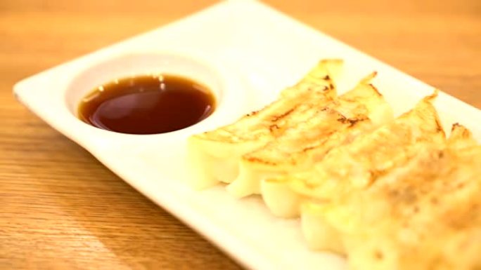 饺子油炸日本料理，流行于日本和亚洲。