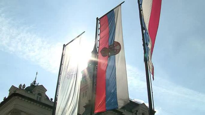 建筑物前的旗帜