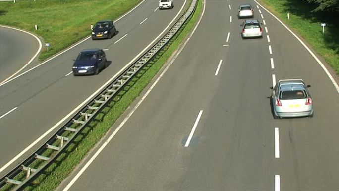 高速公路上的汽车