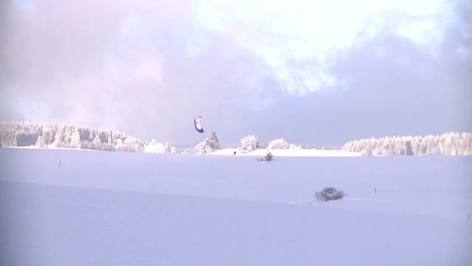 雪地滑雪滑翔伞降落伞冰雪覆盖冬季雪山