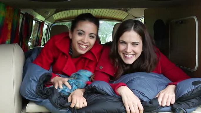 两个年轻女人在露营车里玩得很开心