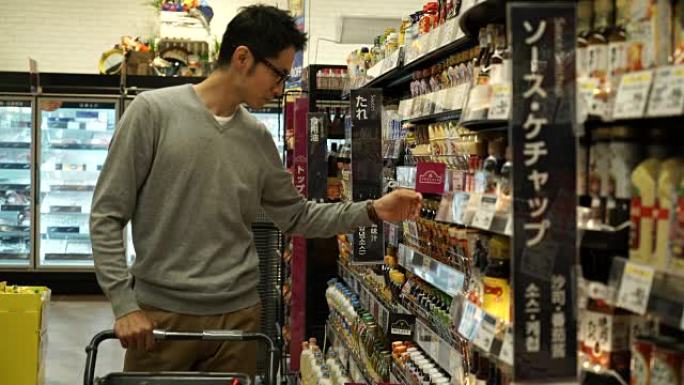 单身男子用购物车购物