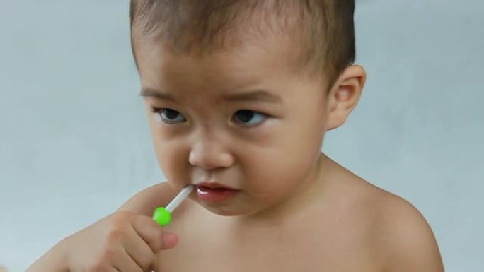 婴儿主动刷牙，流口水