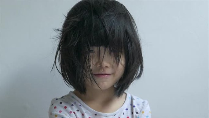 一名中国幼童做鬼脸的特写镜头