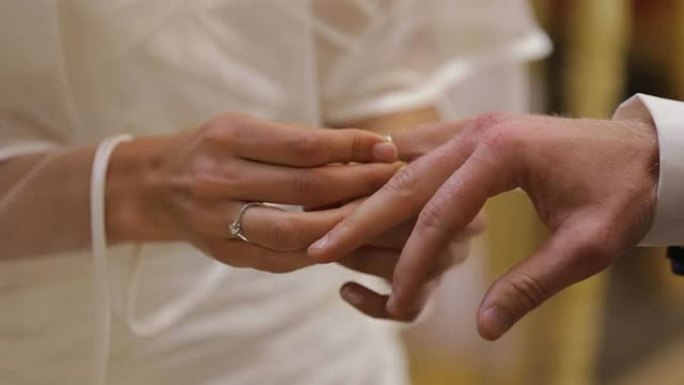 结婚戒指在宣誓仪式上放在新郎的手指上