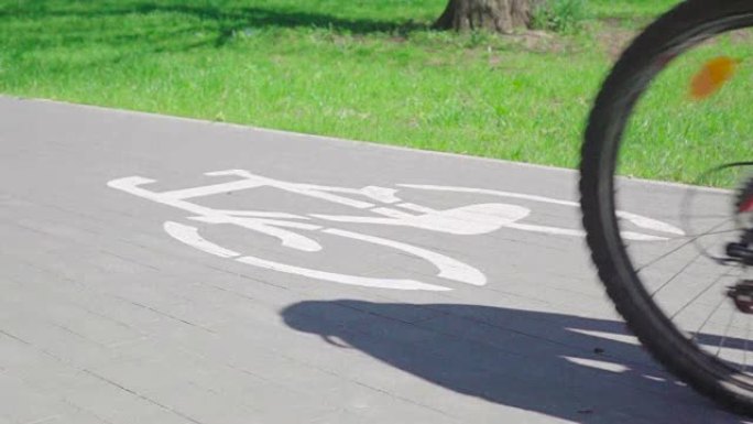 慢动作: 自行车路线上的自行车