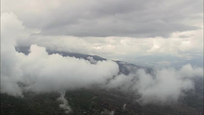 埃特纳火山周围的云建筑-鸟瞰图-西西里岛，卡塔尼亚，米洛，意大利