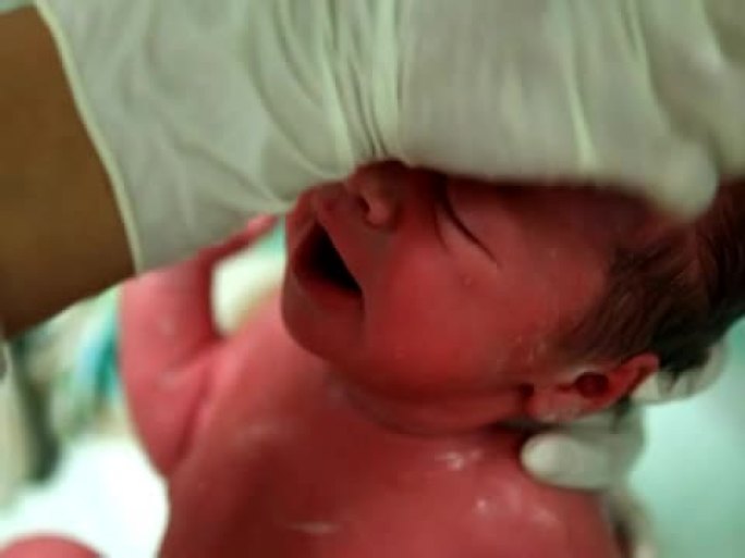 婴儿在医院的第一次沐浴- NTSC