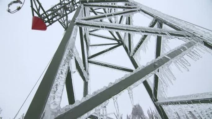 冰暴后损坏的电力塔