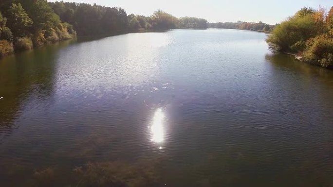 空中水面在湖中闪闪发光