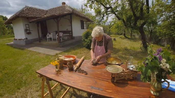和奶奶一起做饭老农妇做面包