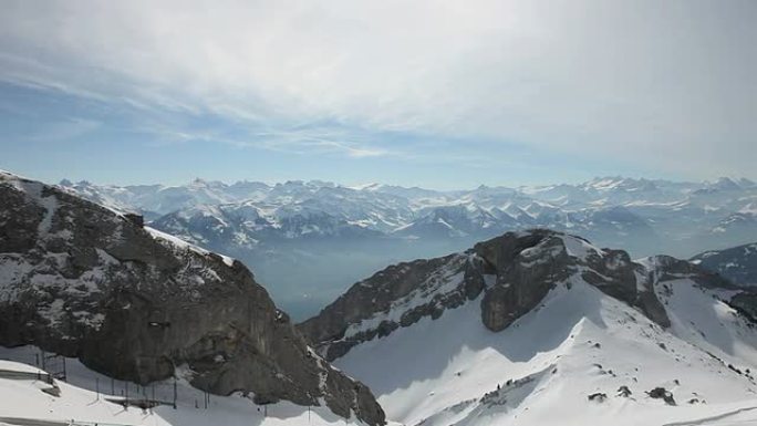 从皮拉图斯山俯瞰瑞士阿尔卑斯山雪山