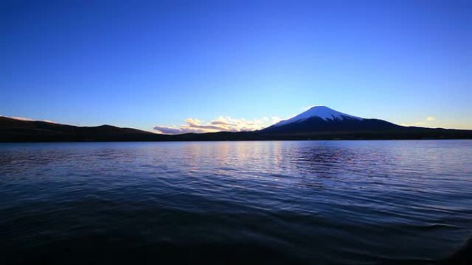 黄昏时的富士山和山中湖