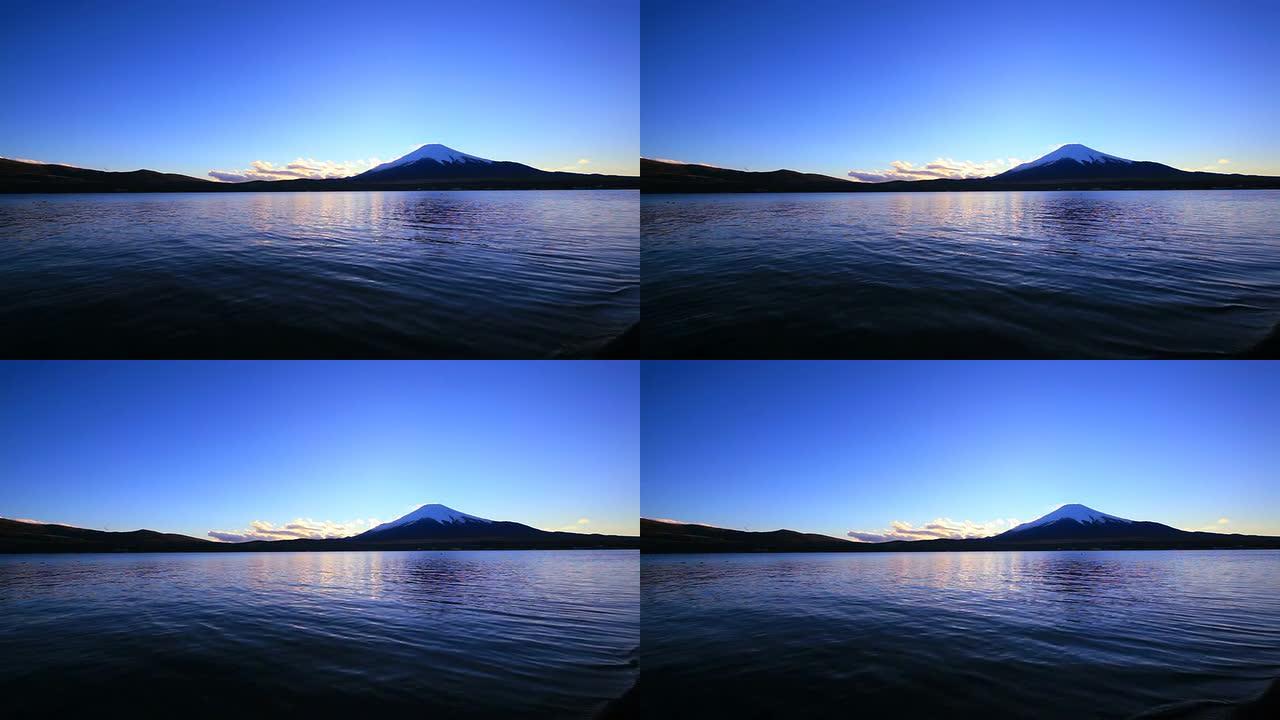 黄昏时的富士山和山中湖