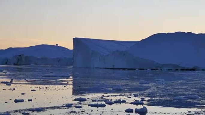 格陵兰乘船，冰山上的冰球