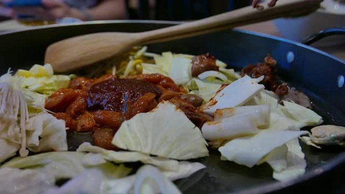 4k镜头: 韩国料理，Dak Galbi，鸡肉炒饭和海鲜酱