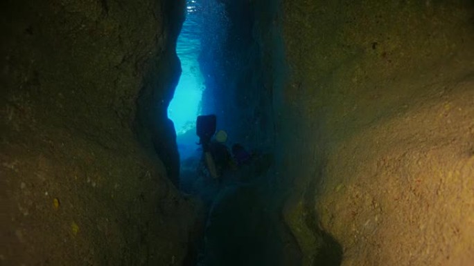 在海底岩石洞穴中游泳