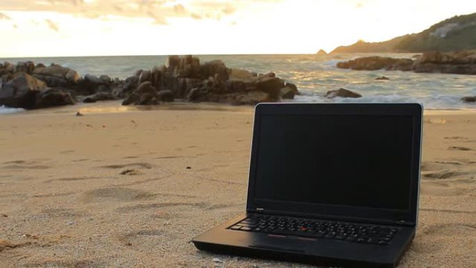 多莉射击: 海滩上的笔记本