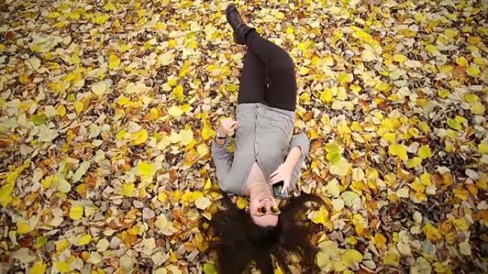 躺在干树叶上的年轻女子