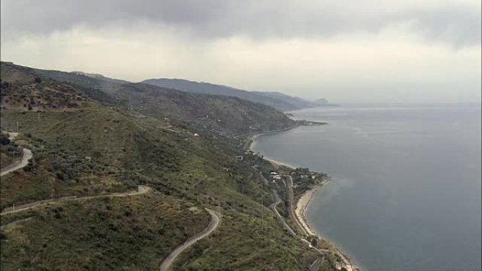 沿着海岸到Tusa城堡-鸟瞰图-西西里岛，意大利